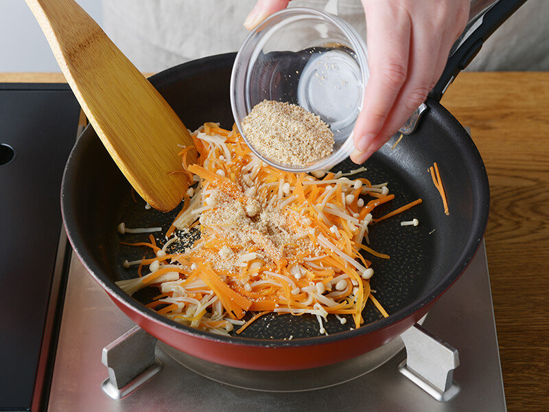 おなかにやさしいレシピ:にんじんとえのきのごま酢