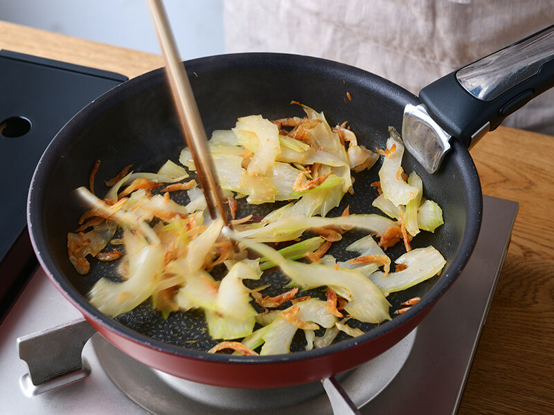 おなかにやさしいレシピ:セロリとさくらえびの炒めもの